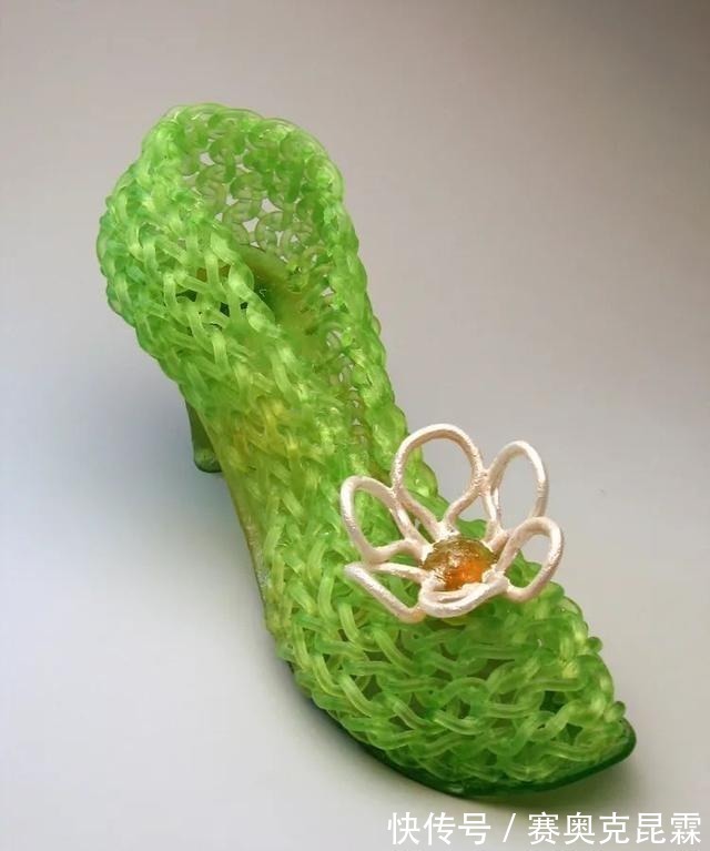 色彩#她是用玻璃雕塑“织毛衣”的第一人,这质感极其逼真!手太牛逼了