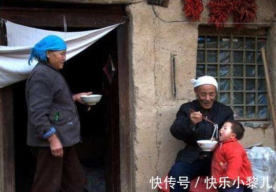 宝妈|看了婆婆给宝宝做的辅食,宝妈气得埋头痛哭,后悔没有自己带娃