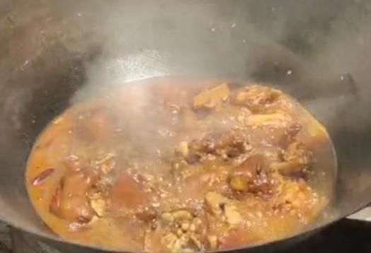 养颜|小伙在家烧着柴火做酱香猪蹄,好吃入味,养颜美容,看着都流口水