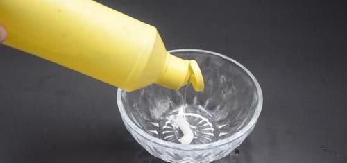 清洁剂|年前大扫除,玻璃太脏别用水擦了,只需喷一点它,干净透亮无水印