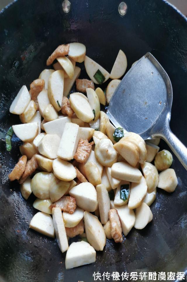 芋头|它是“碱性食物之王”,女性要常吃,头发乌黑顺滑,腰肢更细了