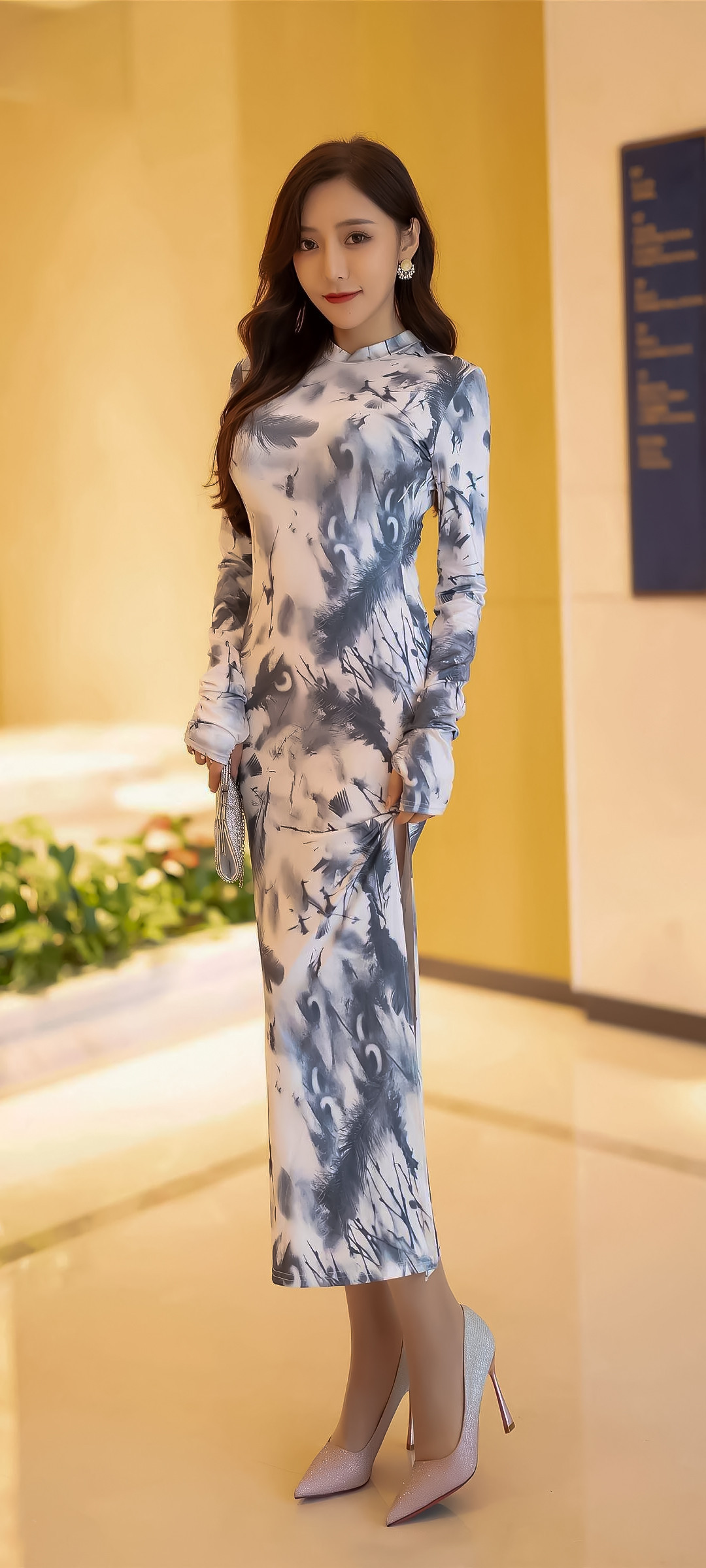 美女 美女旗袍写真, 水墨画旗袍配白色高跟鞋优雅显身材, 性感又迷人