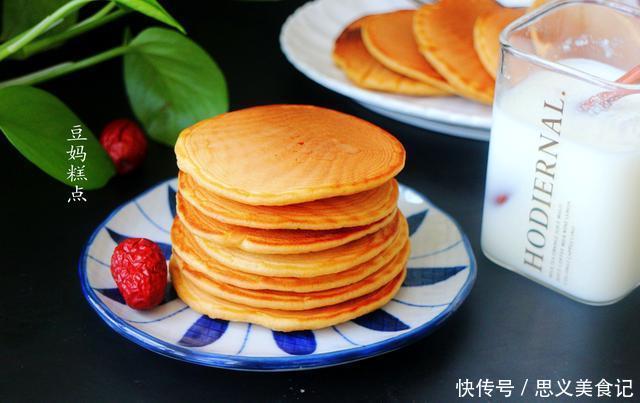 睡前拌好面糊，早上起来花3分钟一煎，这早餐饼又软又香