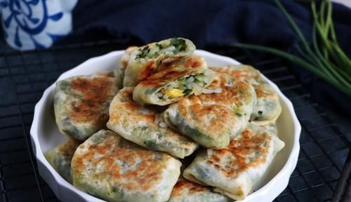 一把韭菜5斤饺子皮做懒人早餐,比韭菜盒子好吃,一口气吃10个