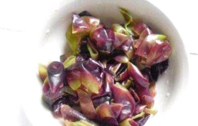 绿萝“喝点”葡萄酒,叶片巴掌大,枝条爬满墙,垂下来当瀑布