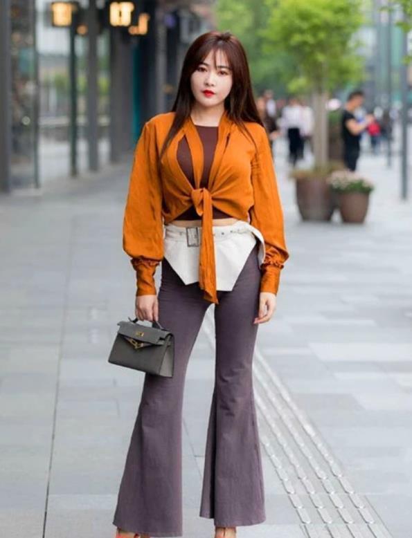 街拍:温婉可人的小姐姐,十分的靓丽,十分的抢眼