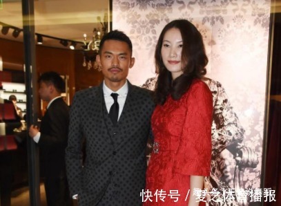 羽毛球|林丹妻子谢杏芳深夜打高尔夫,身着短裙双腿笔直,动作利落显专业