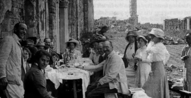 西方|一张罕见的圆明园旧照,疑似一群外国人在废墟上聚餐