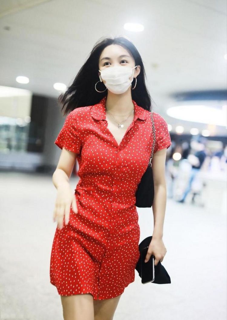 大长腿|街拍：身穿白背心的小姐姐，精致锁骨尽显女人味，短裙秀出大长腿