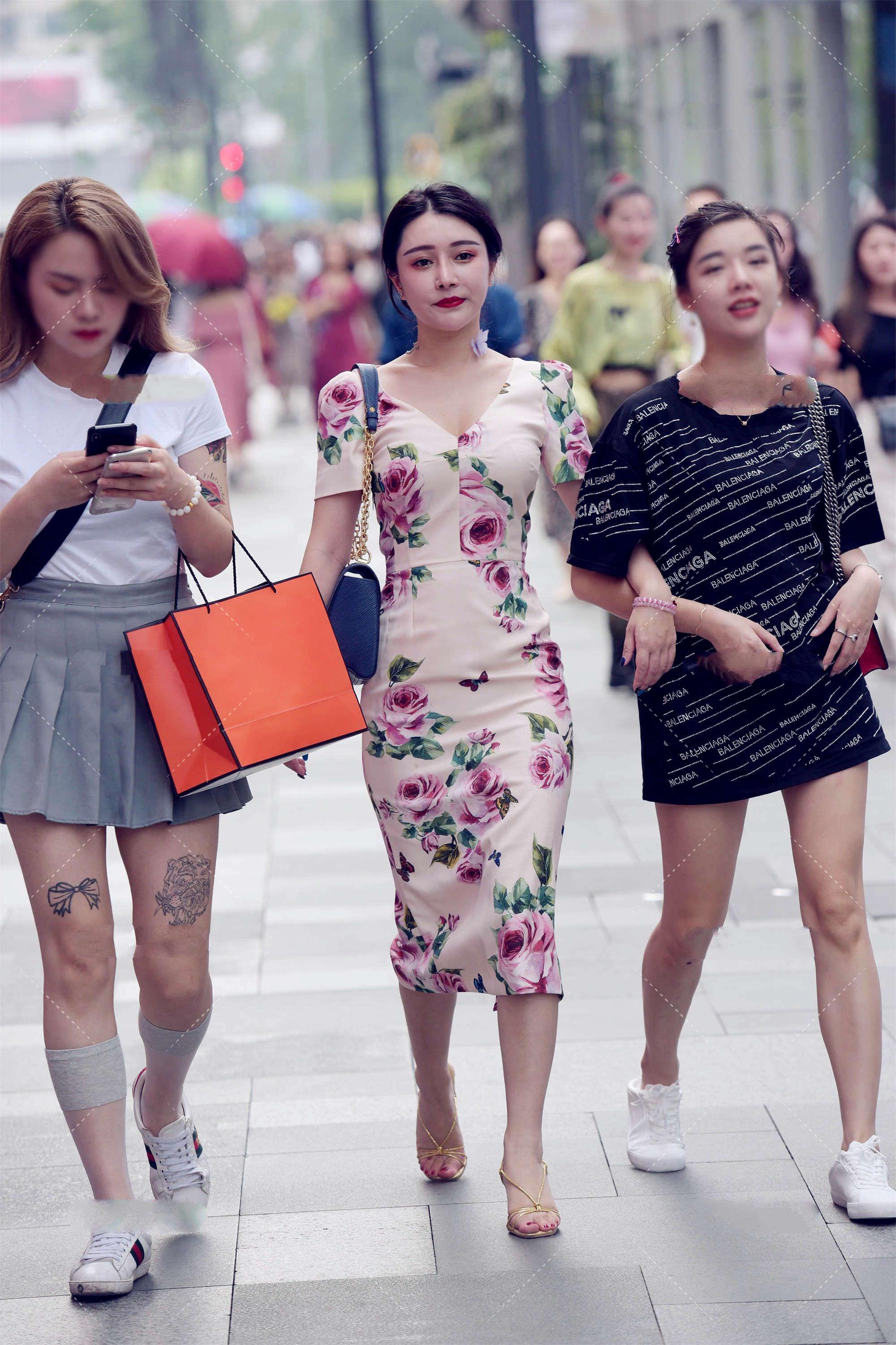 粉白|街拍:粉白系色裙子与印花设计组合,展现优雅温柔风格