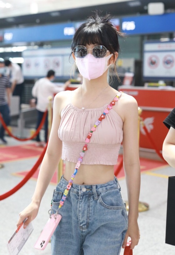 赖美云|赖美云身材比例出众，穿短款吊带搭配牛仔裤，细腰长腿抢眼又抢镜