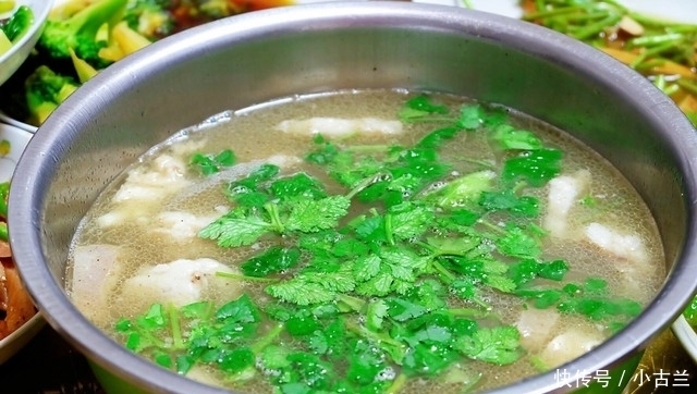 在娘家聚餐,弟媳妇做了一大桌子菜招待,样样都好吃,亲友全点赞