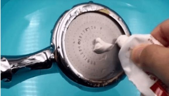 花洒总堵住用上常见的日用品就能轻松解决,看完试试