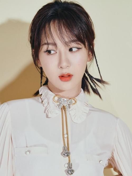 气质|冬天再懒也不要散着头发了,有静电!试试这几款扎发,气质又迷人