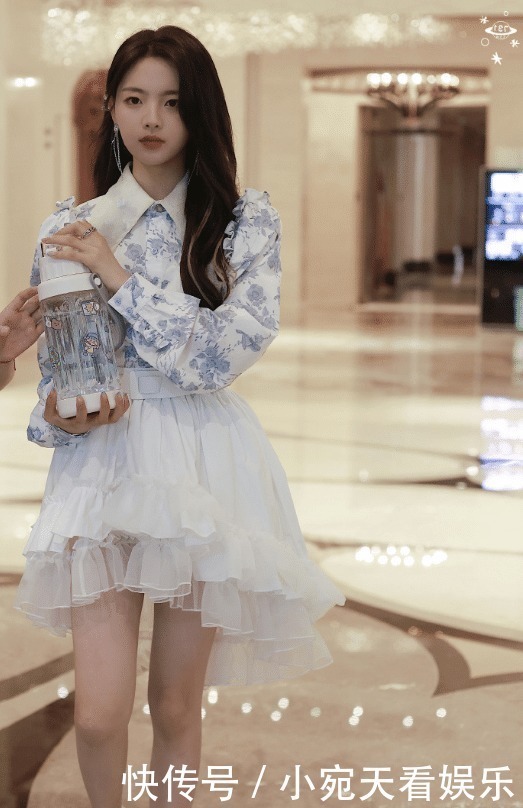 造型|杨超越上班照被疯传,穿短裙秀“漫画腿”,我却被她的水杯吸引住