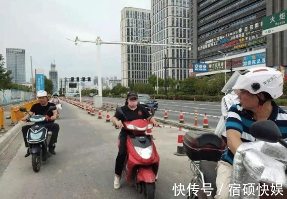 电动车鸡肋规定,惹来女车主不满,直呼