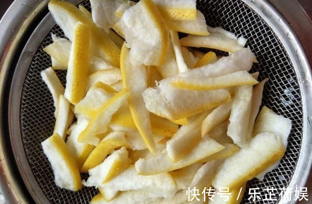 “柚子皮”别扔！随手丢花盆，花像注了“激素”，猛蹿刹不住闸