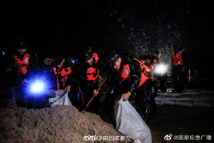 台风|台风过境引发内涝武警官兵雨夜驰援