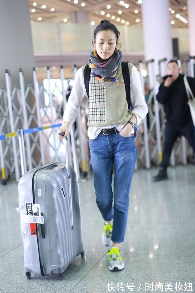 上下身|刘雯才是穿衣“天花板”,短羽绒服配直筒裤,1米2大长腿真抢镜