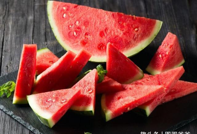 女娃|8岁女娃积食严重,医生提醒:秋季“3果”或能损伤脾胃,要少吃