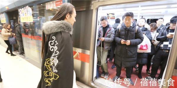 金少白|西安90后青年长发及腰,坚持穿汉服10年,无视非议将爱好做成事业