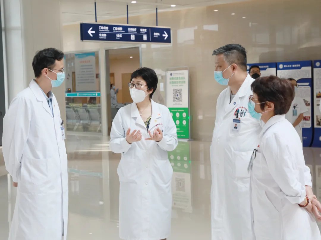 顾建英|顾建英:先行先试立潮头,肩负守护一方百姓健康重任|致敬中国医师节·健康中国地铁专列海报故事