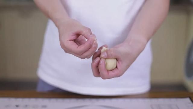 中筋面粉|别人为吃它排几个小时队，我自己在家做，皮薄馅大，酥到掉渣