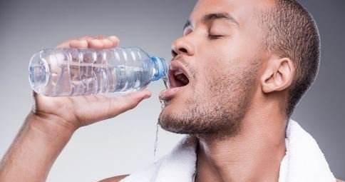 早晨起床后空腹喝水养生吗？直言：3点没注意，喝水反而没好处