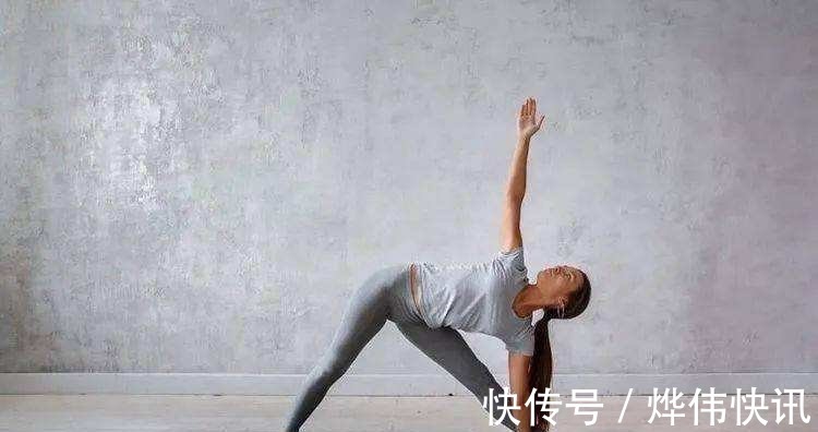 垫子|练瑜伽分年龄吗？她30岁才开始练瑜伽，却因分享瑜伽照成世界网红