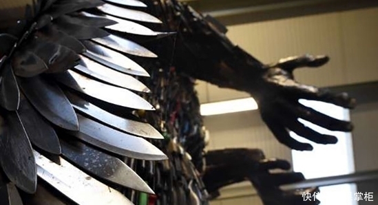 花了两年时间用10万把刀制作了一尊高达26英尺的大型天使雕塑