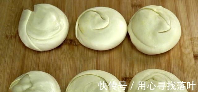 面粉|教你家常油饼简单做法，掌握窍门，咸香柔软又多层！
