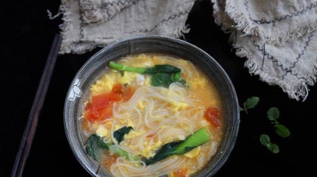 跟香格里拉大厨学做西红柿鸡蛋打卤面,果然比自己做的好吃