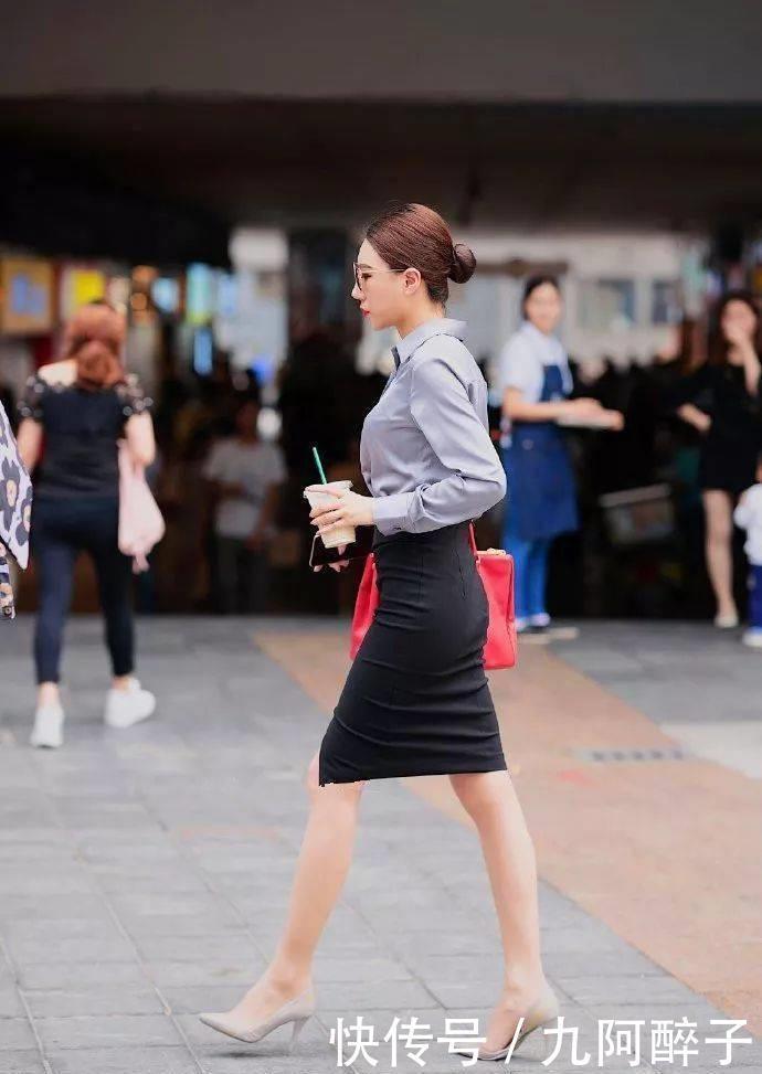 美女脚上穿一双高跟鞋,简约大气,出街走在街头都可以回头率满满