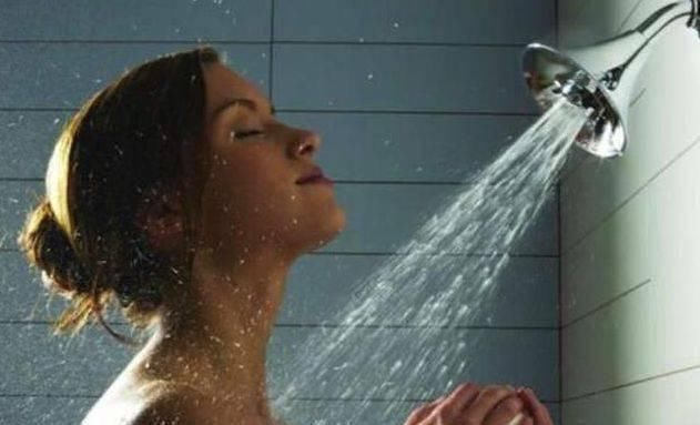 22岁产妇顺产后第二天洗澡,夜里感觉有被虫咬,打开灯后喊救命