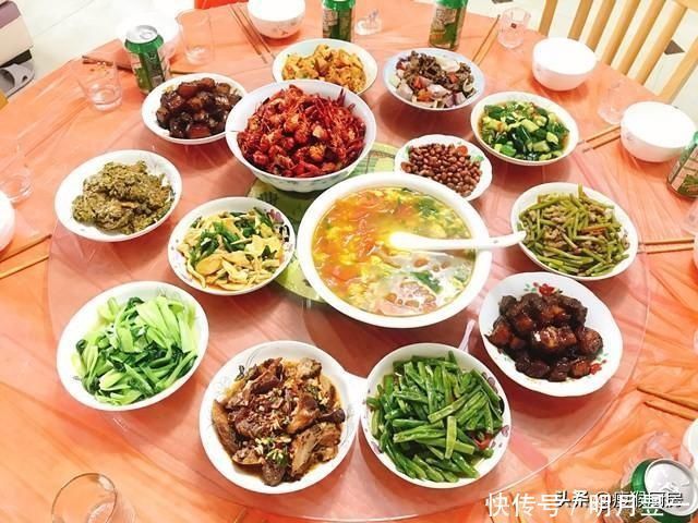 媳妇临产,岳母来家陪护,老妈做了12菜1汤招待,大家看看怎么样