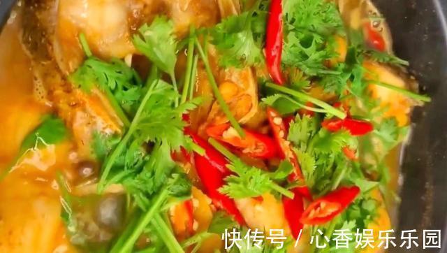 手把手教你自制砂锅鱼，鱼肉鲜香无腥味，30分钟就出锅