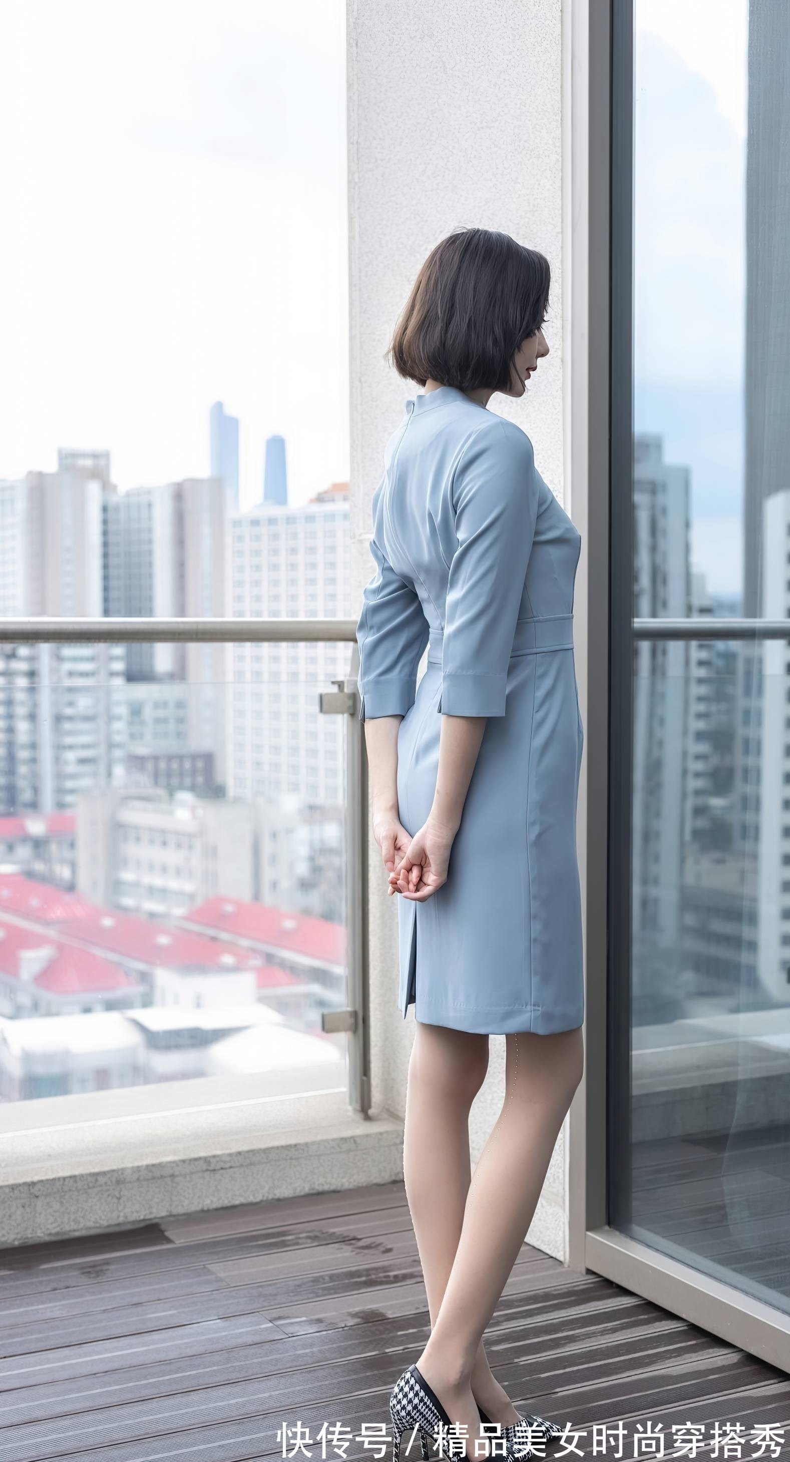 职场 职场穿搭:蓝色连衣裙搭配格子高跟鞋,沉稳又不失女性优雅