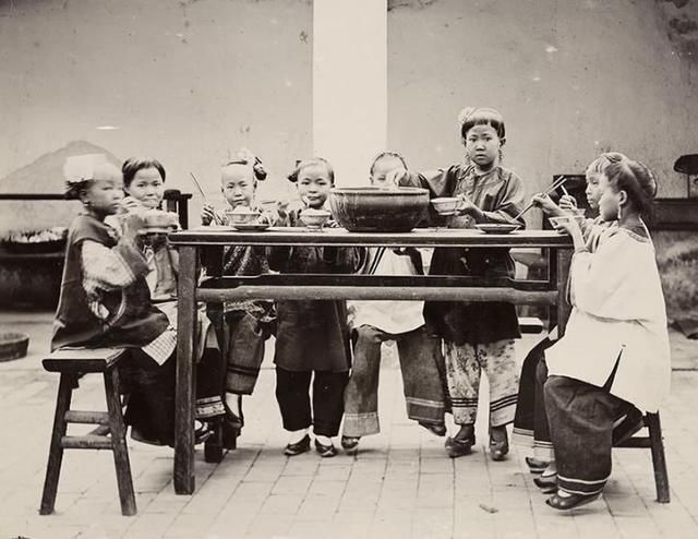 样子|晚清珍稀老照片芝麻官真实样子，一家十口人有九把枪