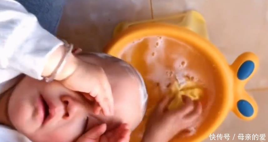 妈妈|妈妈给娃洗头vs爸爸给娃洗头，宝宝表情逗乐网友：人间真实