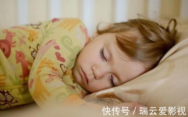 堂妹|如果你有孩子，别经常让他这样睡，他以后发育会差同龄人一大截