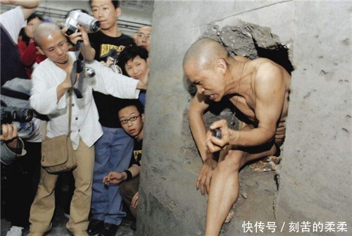 当年取出肋骨,做成项链送给5个女人的行为艺术家,如今现状如何