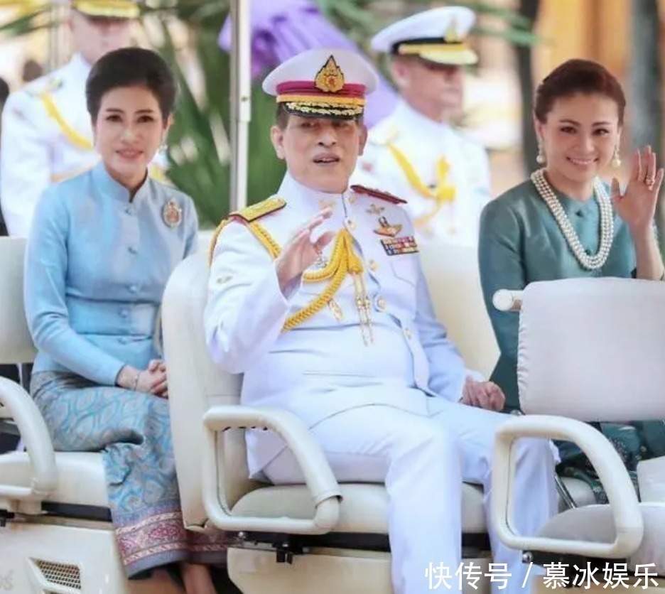 泰王@诗妮娜陪泰王出行情意浓,爱情滋养面若桃花,贵妃笑得人心都酥了