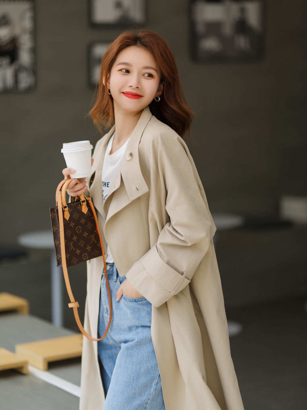 针织开衫|秋天，牛仔裤怎么穿才高级？和针织衫或背心搭配减龄洋气，超好看