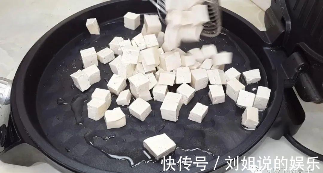 肉末豆腐煎饼|豆腐鸡蛋饼做法,锅里一焖,比吃红烧肉还香,上桌连汤子都不剩