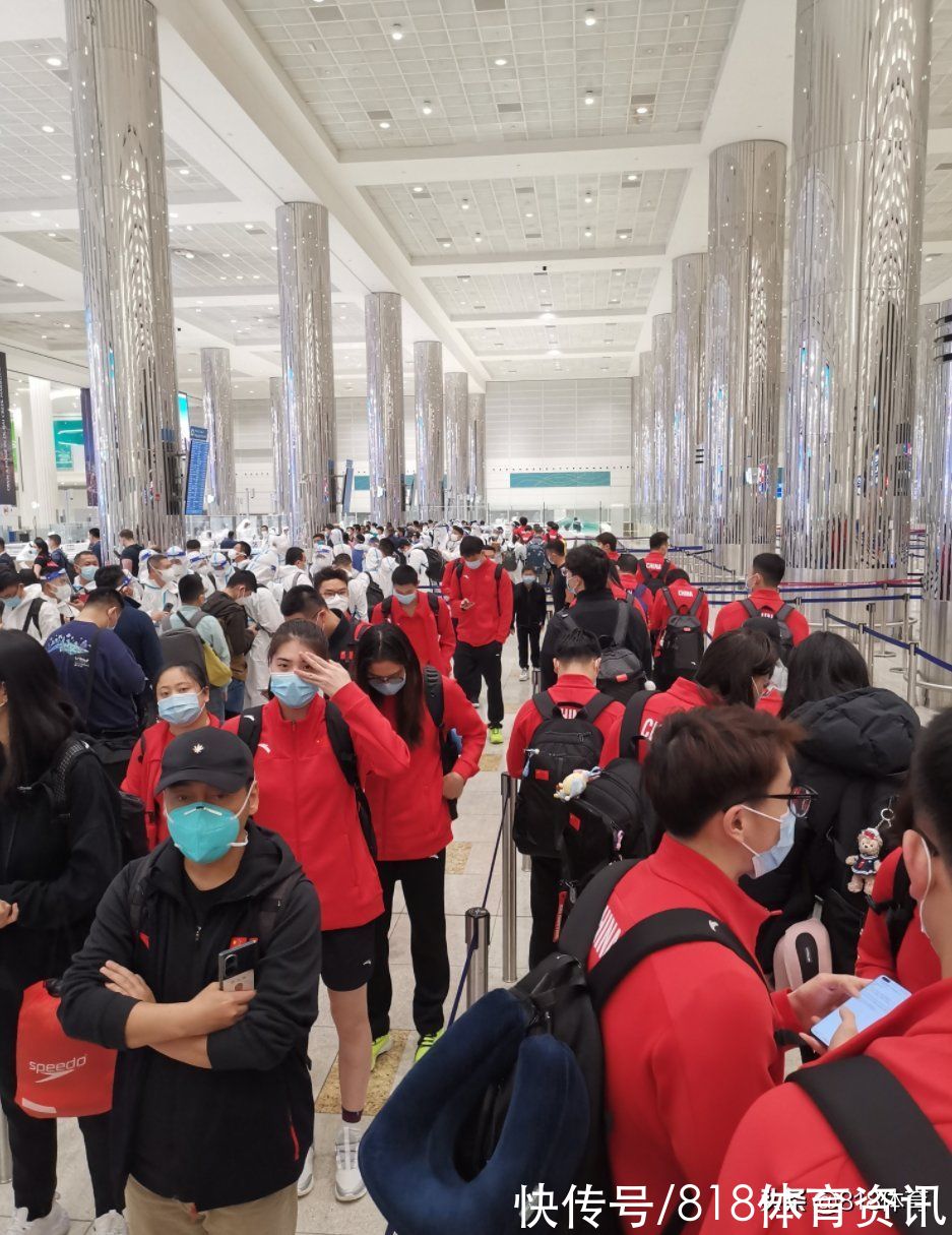 短池|小鳥依人!全紅嬋隨游泳隊抵達阿聯(lián)酋,排隊入境像小可愛闖入巨人國