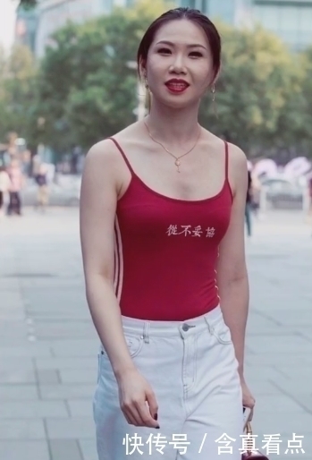 裤子|街拍:红色吊带搭配白色裤子,凹凸有型,尽显女人美