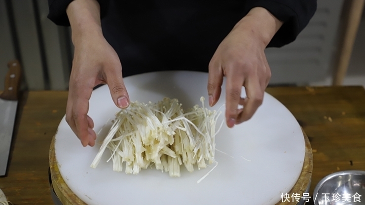 肥牛|金针肥牛的美味做法,汤汁浓郁,肥牛细嫩,鹏厨教你制作小技巧