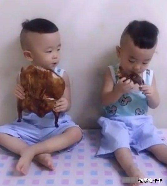 活宝|刚买的烤鹅消失了,进房一看把母亲逗乐了,被俩活宝偷走了!