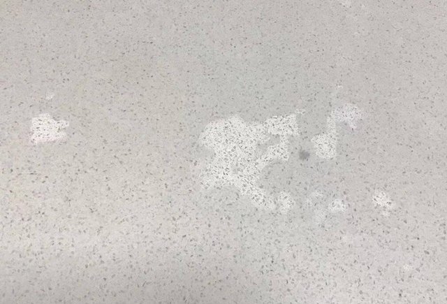 地板砖渗色处理妙招，地板砖划痕如何处理，地板砖划痕修复步骤