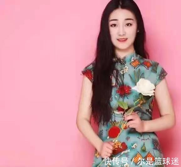 陈亚男|大衣哥亲家母太时髦!娃娃脸还浓眉大眼齐刘海,跟闺女跳舞像姐妹